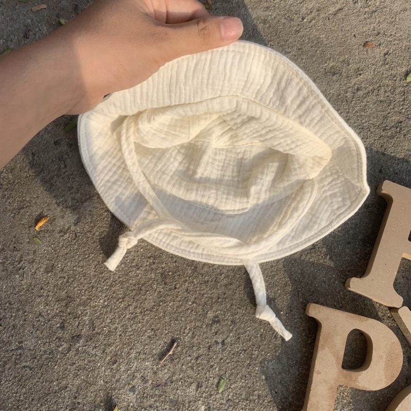 Mũ xô muslin gấu thêu 4 lớp màu trắng kem cho bé