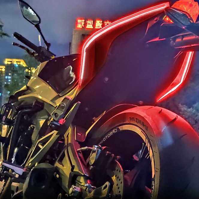 phụ kiện xe máyMáy quay với bảng chạy môtô quét luồng sáng đèn sau đuôi đèn LED hằng ngày đều chạy hướng dẫn nạp động cơ