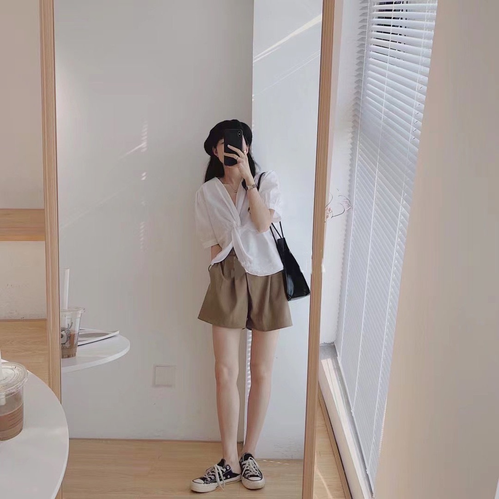 Bộ đồ hai mảnh áo cổ chữ V và quần