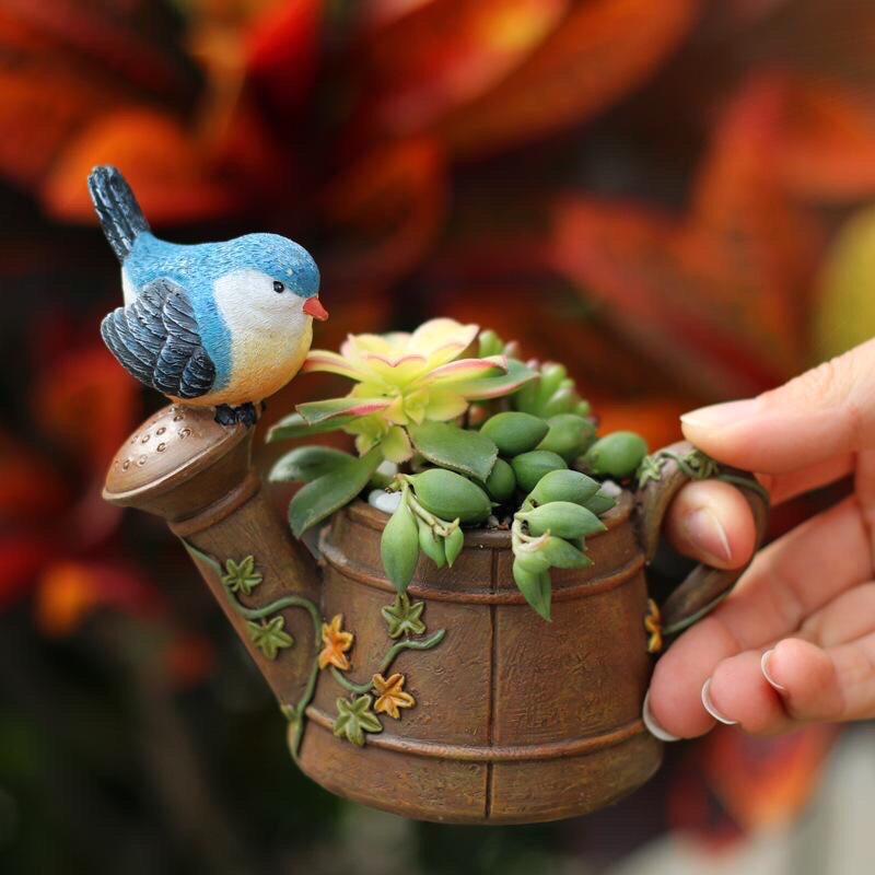 Chậu bình tưới và chim sẻ