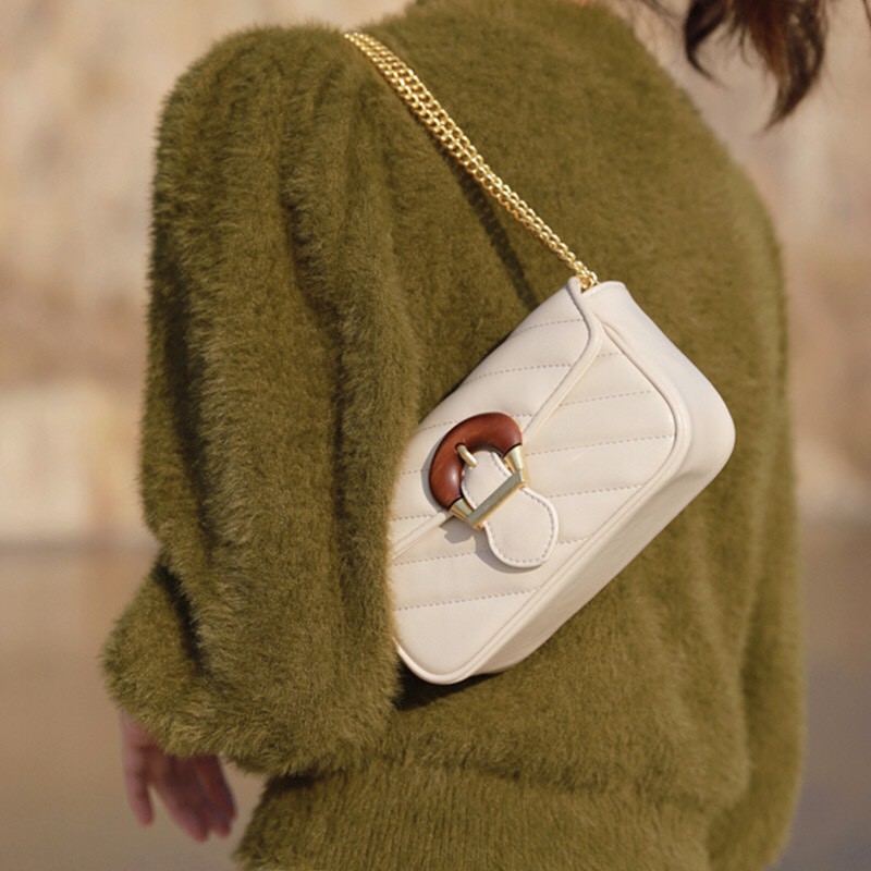 Túi đeo chéo khóa cổ điển 939 | BigBuy360 - bigbuy360.vn