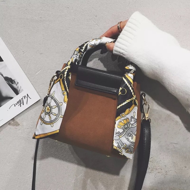 Khăn quấn quai túi xách.