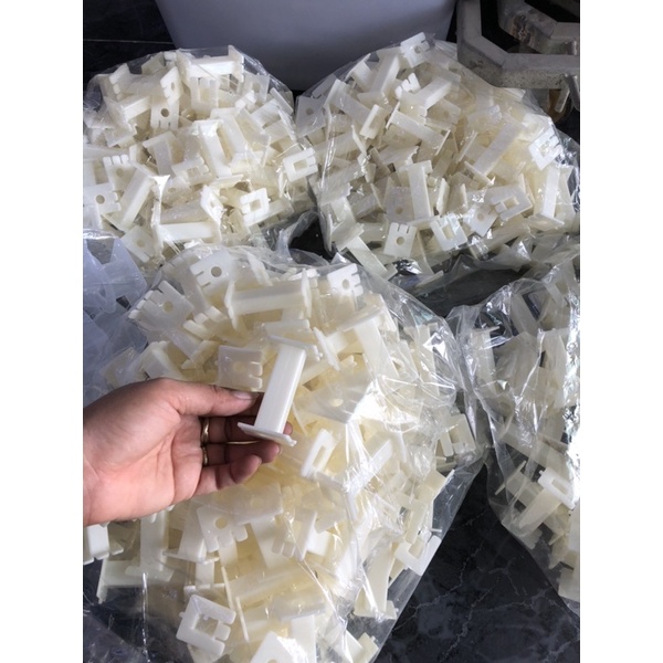 Khuôn nhựa cứng màu trắng sữa dài 60cm