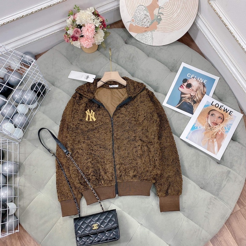 Áo khoác lông chữ vải lông cừu thêu logo nổi phối bo len ôm dáng | BigBuy360 - bigbuy360.vn