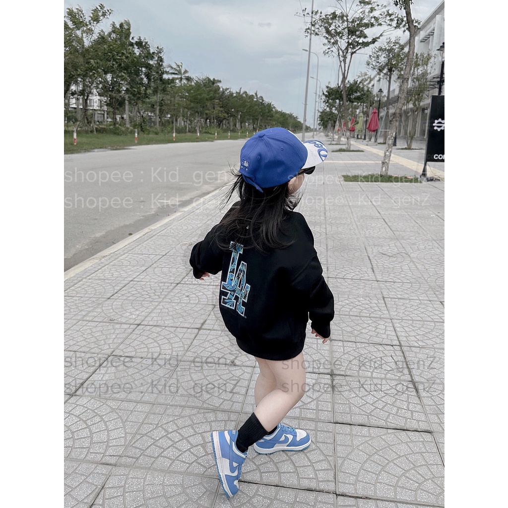 Áo nỉ cổ tròn em eo bi LA xanh blue cho bé,sweater unisex street style trẻ em , Kid_genZ