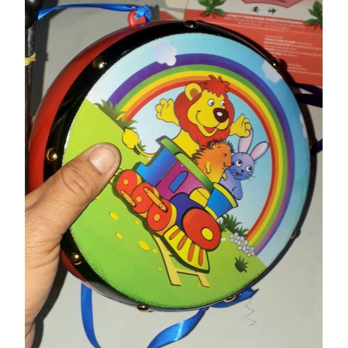 Một chiếc Trống Cơm hoặc trống dẹp bằng nhựa mini cho bé