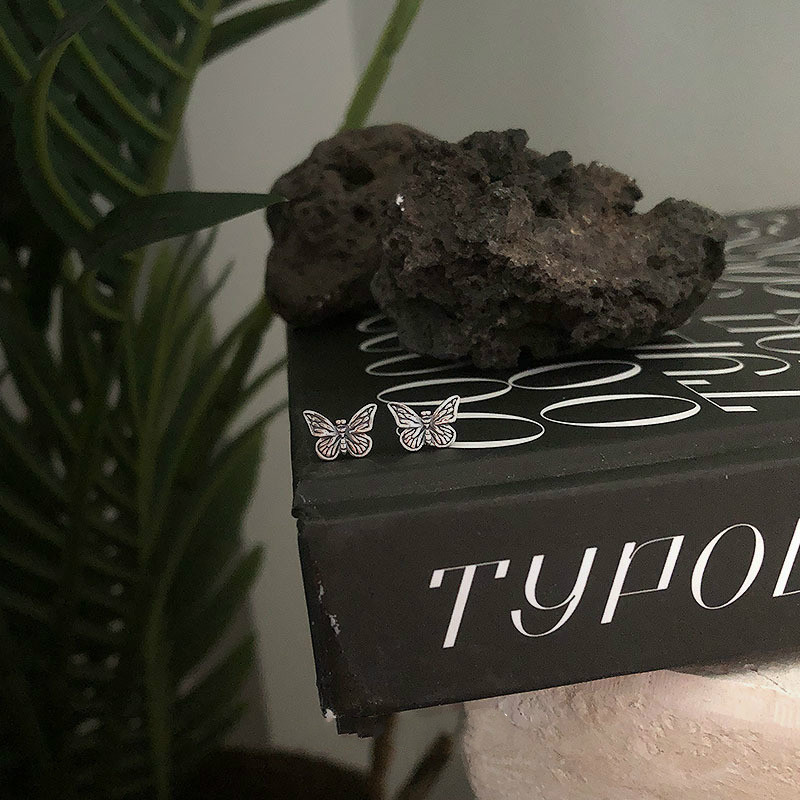 Bông tai hình bướm nhỏ phong cách tối màu cho nam và nữ 22643