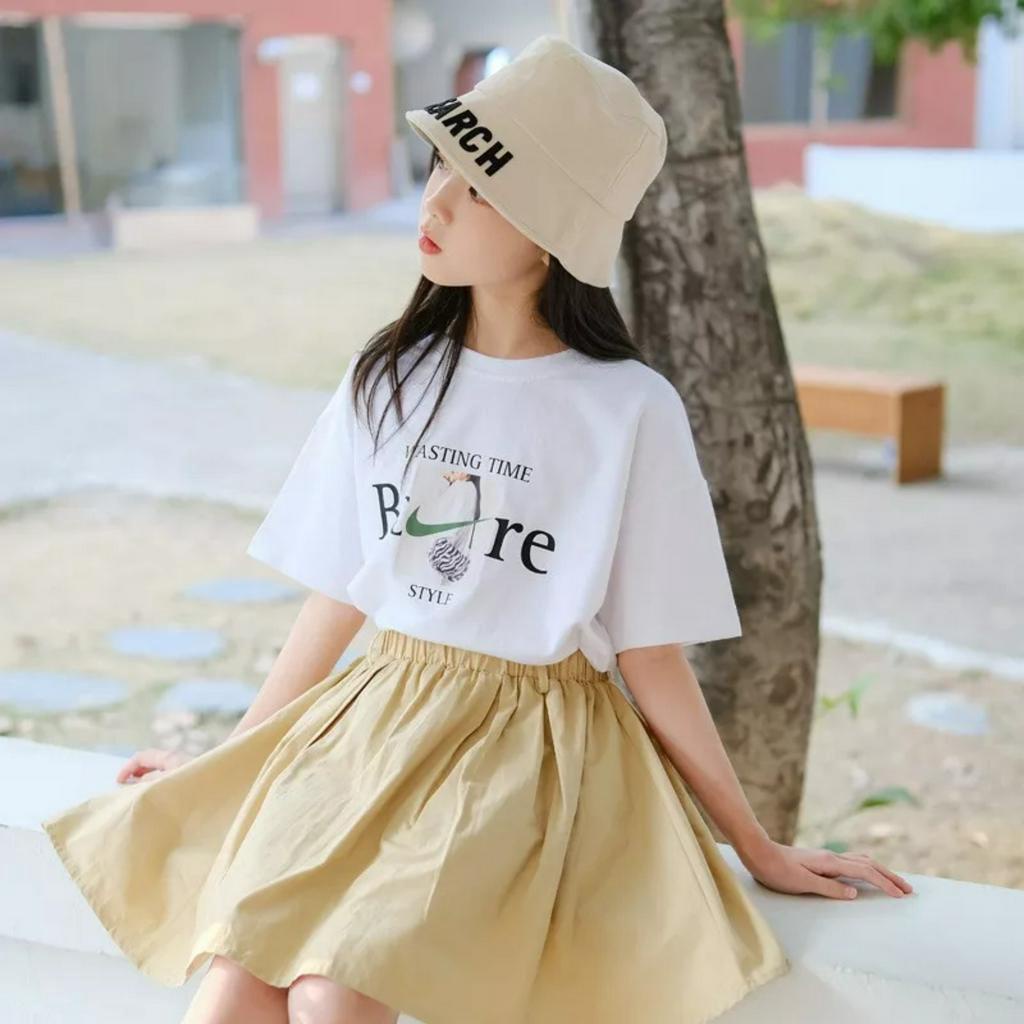 Set áo thun + chân váy xòe dành cho bé gái 18-45kg mẫu chữ "BORE". Chất liệu vải thoáng mát, co dãn tốt.