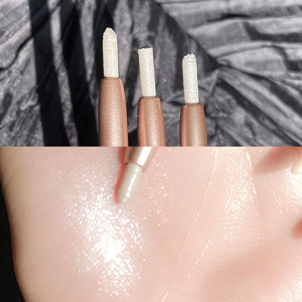 Bút nhũ bắt sáng dùng để trang điểm mắt hoặc bắt sáng cho khuôn mặt tiện dụng