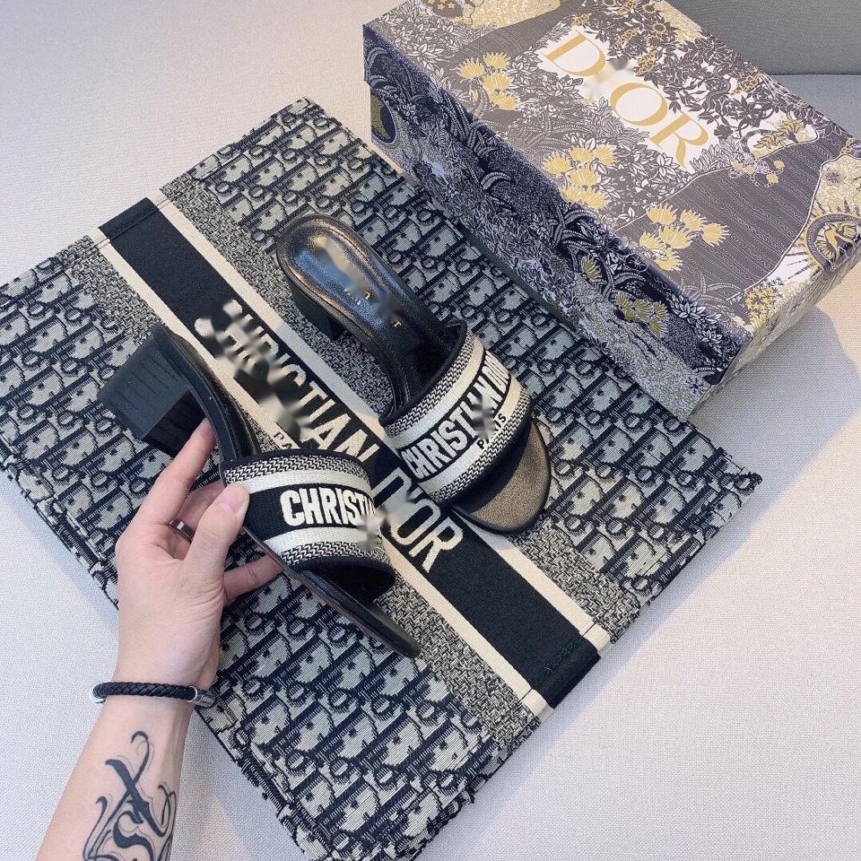 Dép Sandal Gót Vừa Dày Vừa Thêu Chữ d Bằng Da Phong Cách Mùa Hè 2021