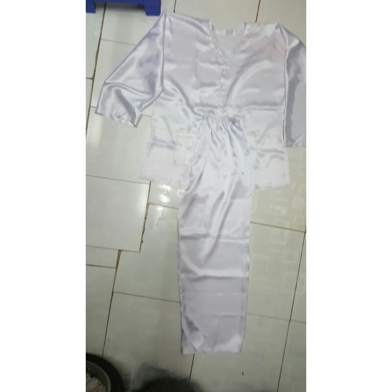 Bộ bà ba trắng phi bóng nam. Chat vs shop để đặt size