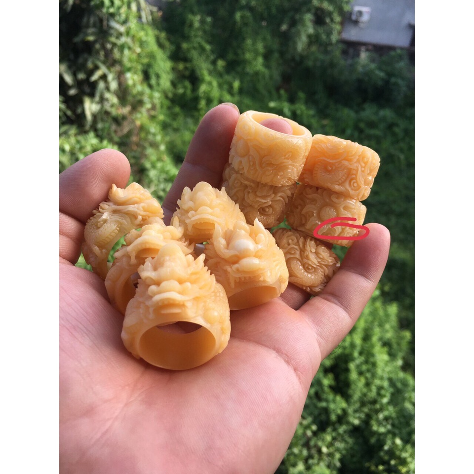 Nhẫn mỹ nghệ trạm khắc tinh xảo bằng tay màu huyết