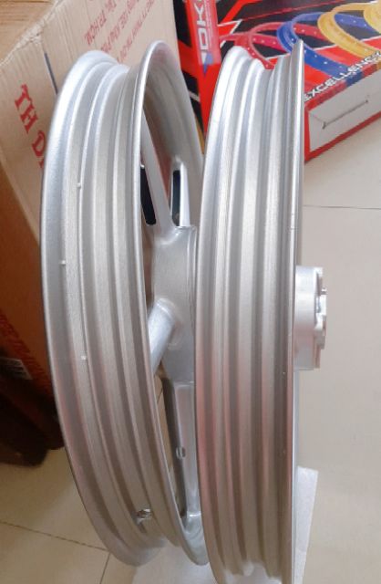 Bánh Mâm EXCITER đời 2010 và SIRURS 5 cây kiểu RCB trước 1.4 sau 1.6 như hình gắn như zin