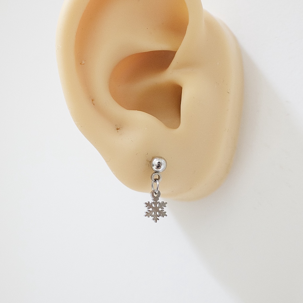 Khuyên Tai Titan Unisex Có Charm Hoa Tuyết Bi Tròn Không Gỉ Sét Không Ngứa Bông Tai Julies Box 66
