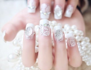 Móng giả trang trí đính đá sẵn các kiểu.