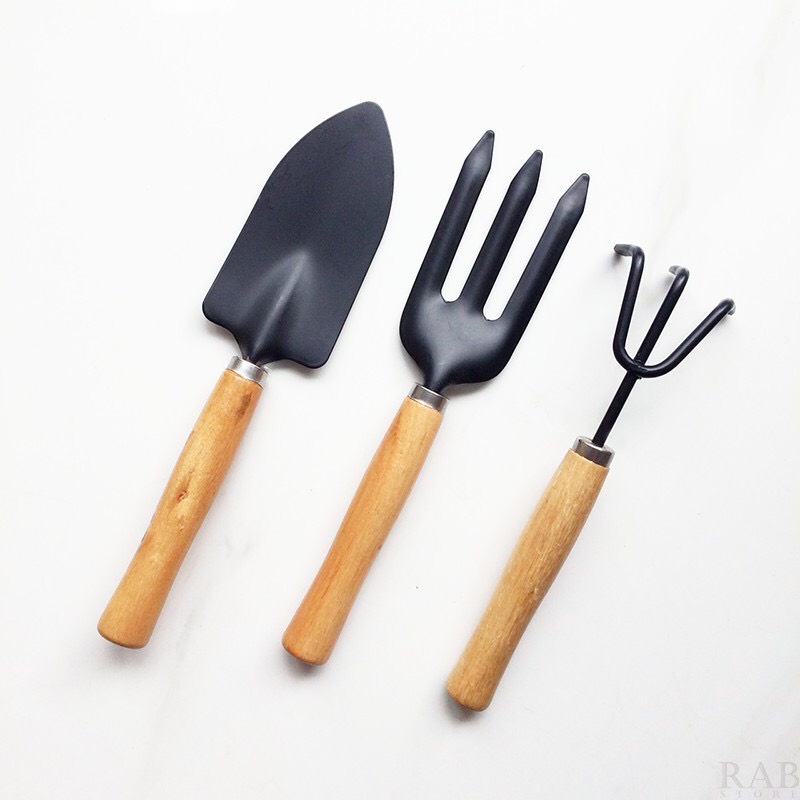 Dụng cụ làm vườn cầm tay: cào, cuốc, xẻng, găng tay, dao ghép cành....