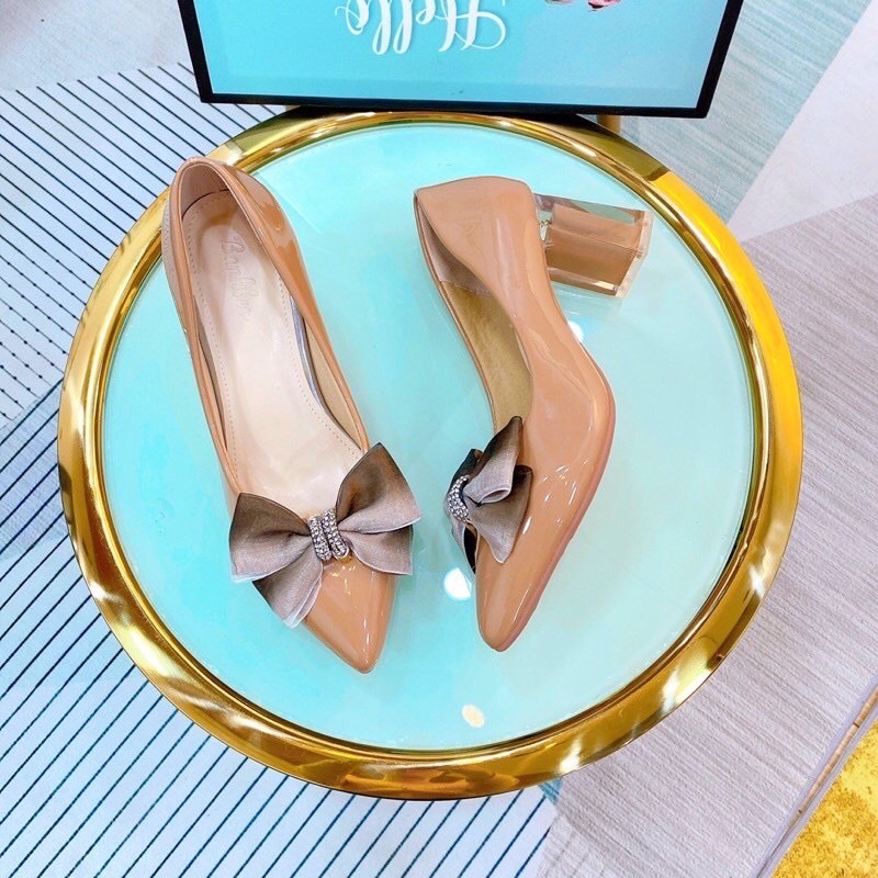 Giày cao gót nữ màu nâu, gót cao 7p bọc mica sang trọng, mũi nhọn da bóng phối nơ đính đá cực xinh