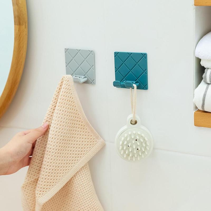 Móc dán tường treo phích cắm điện chống ẩm tiện dụng