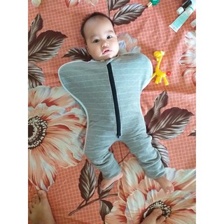 Nhộng ngủ có chân cho bé