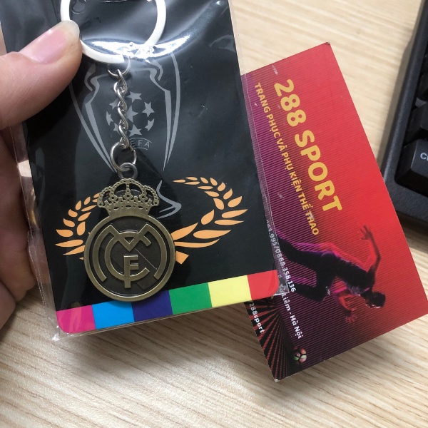 Móc khóa kim loại in nổi 2 mặt logo câu lạc bộ bóng đá Real Madrid