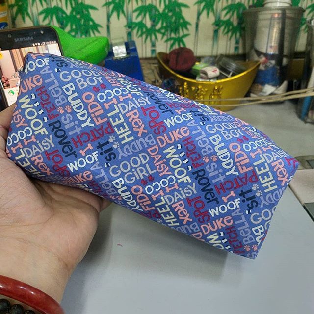 Hộp bút vải chữ nền tím đứng from