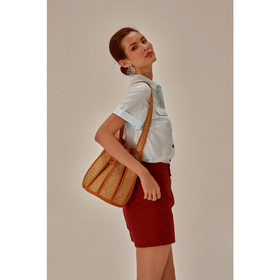 Quần Short Linen Đỏ Becoming Unveil