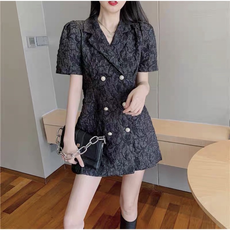 Đầm cổ vest hoa nổi đen/trắng trendy | BigBuy360 - bigbuy360.vn