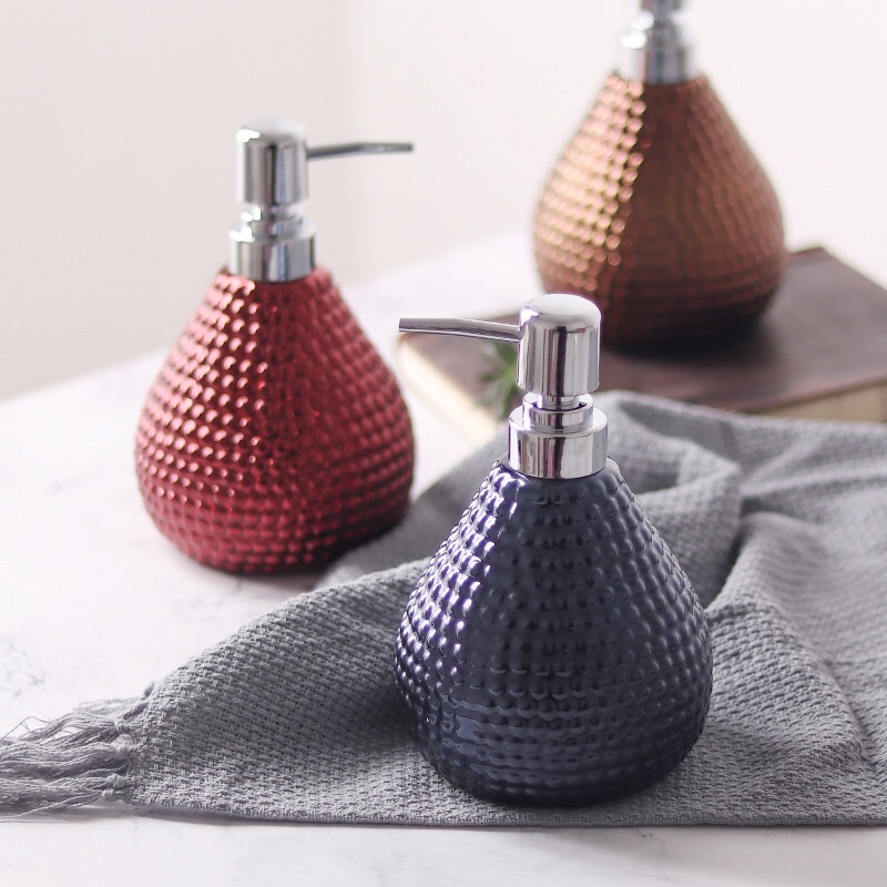 Bình sứ đựng sữa tắm, dầu gội dùng cho khách sạn, spa (chấm nổi, dung tích 560ml)