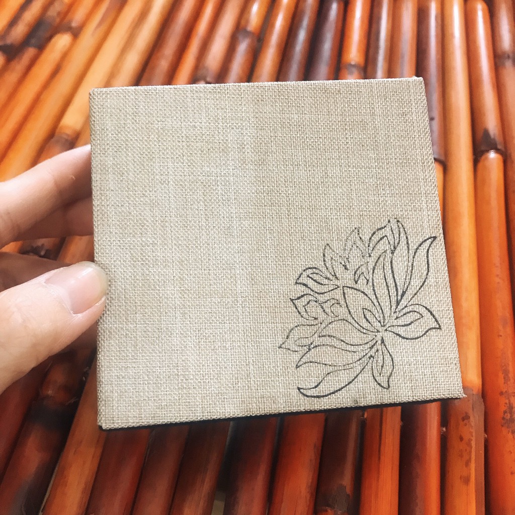 Hộp gấm hoa sen không tua rua đựng chuỗi đựng vòng size 9x9x3.5cm