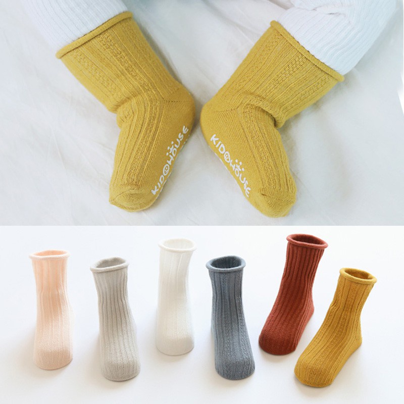 Đôi vớ mềm mại màu trơn in chữ chống trượt dễ thương cho bé