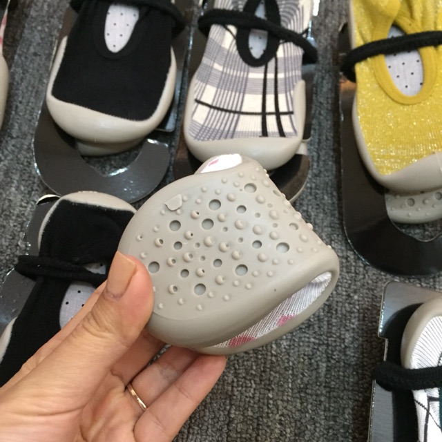 Giày bún mềm dẻo