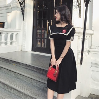 Váy cổ vuông viền ren thêu hoa