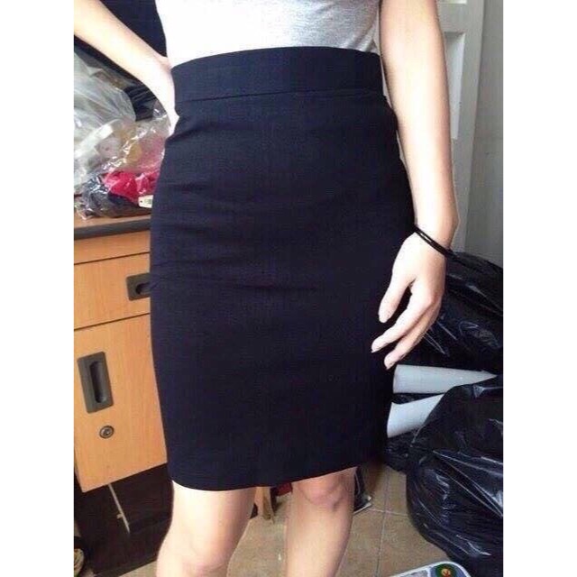 Chân váy bút chì xẻ sau