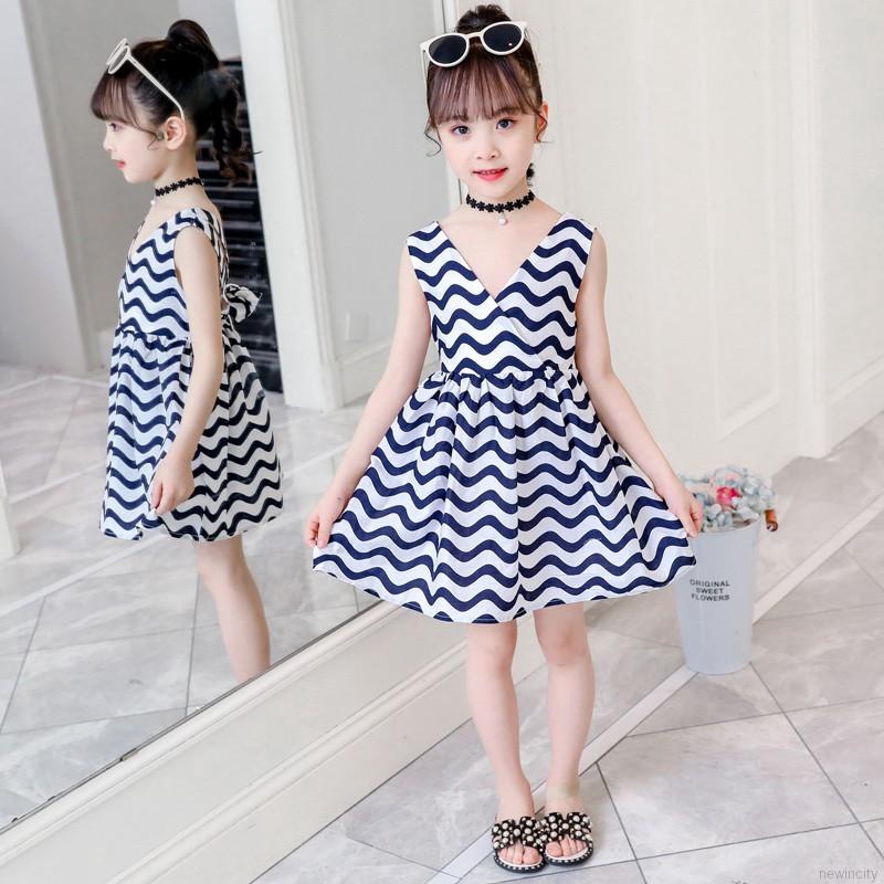 Đầm sát nách hở lưng họa tiết lượn sóng cho bé gái