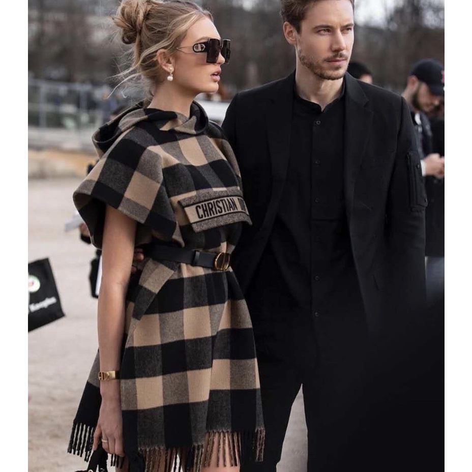 Váy, đầm cách điệu dior CD kẻ sọc, không tay, có mũ trùm đầu