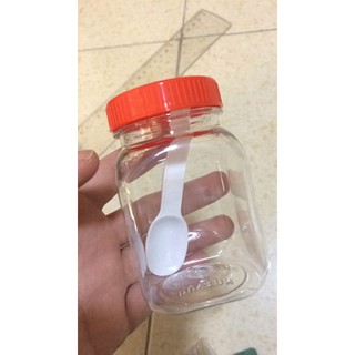 Hũ nhựa kèm thìa 5x5x8cm (dài x rộng x cao). Dùng dựng thức ăn cá, ...