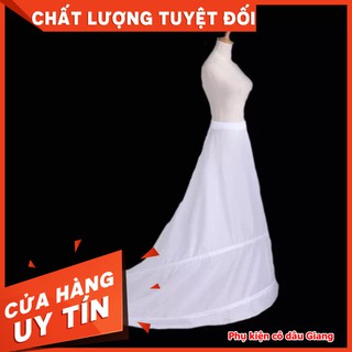 Tùng mặc trong váy cô dâu đuôi dài