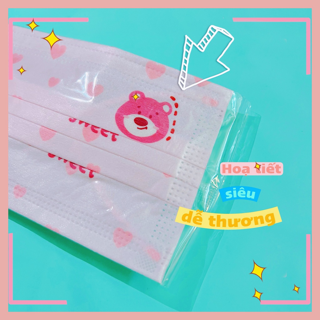 Khẩu trang màu hồng 2D họa tiết gấu dâu Lotso