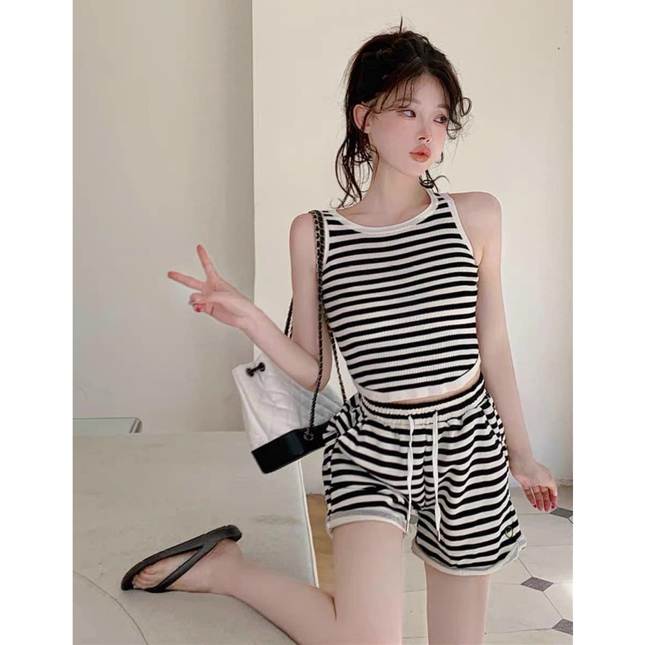 Đồ bộ nữ có áo croptop 3 lỗ viền kèm quần đùi ôm dây sọc ngang cực đẹp cho cô nàng năng động ba