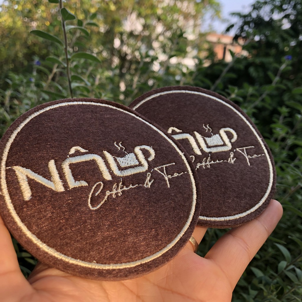 Đặt in ấn 100 chiếc lót ly vải nỉ in ấn theo yêu cầu của khách hàng. In ấn đế lót cốc theo logo nhà hàng