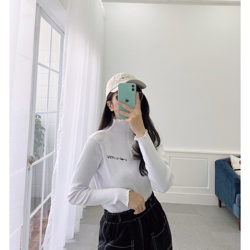 Áo thun gân dài tay, cổ nút, thêu ngực