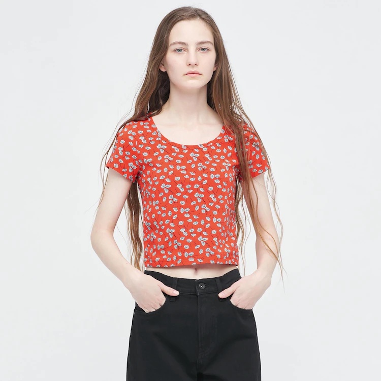 Áo thun UT dáng croptop họa tiết hoa cỏ - Uni Nhật