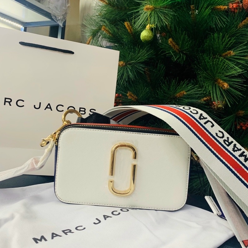 TNS - Túi đeo chéo M.Jz the Marcie Jacobz Crossbody Bag-trắng dây chữ đỏ