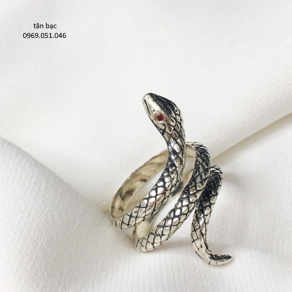 nhẫn snake , phiên bản bạc ta , sơn đen nên thân nhân tạo nên điểm nhấn và đôi mắt đỏ , tượng trưng cho sự quyền lực