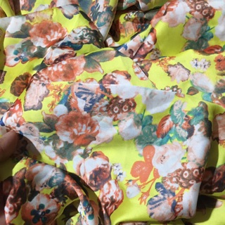 Lụa hoa hồng nhí nền vàng