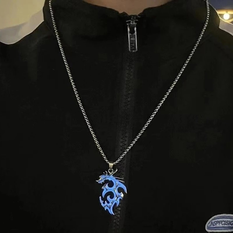Mặt trước của mặt dây chuyền rồng nhấp nháy trong bóng tối theo phong cách punk cổ điển (chỉ có mặt dây chuyền không chứa dây chuyền)