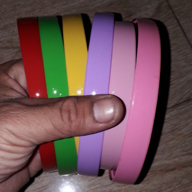 Một chiếc cài tóc bằng nhựa bảng 16mm có 6 màu khác nhau