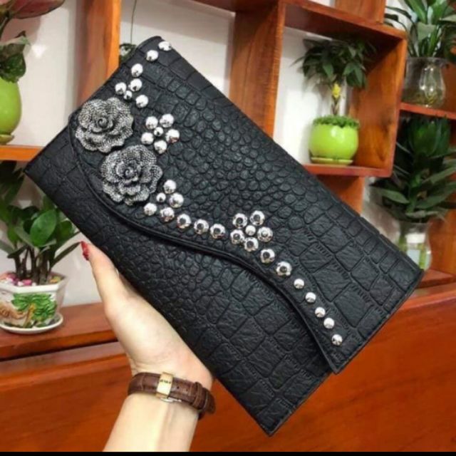 Ví cầm tay đính hoa đá