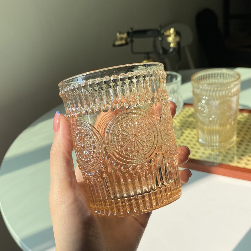 Cốc thủy tinh họa tiết hoa nổi màu vàng