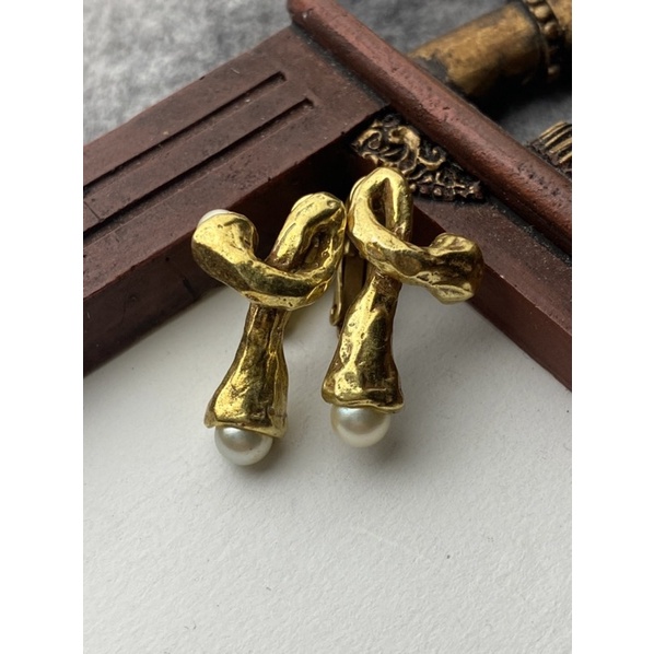 Bông tai kẹp vintage khắc hiệu thiết kế độc là đính trai thời trang